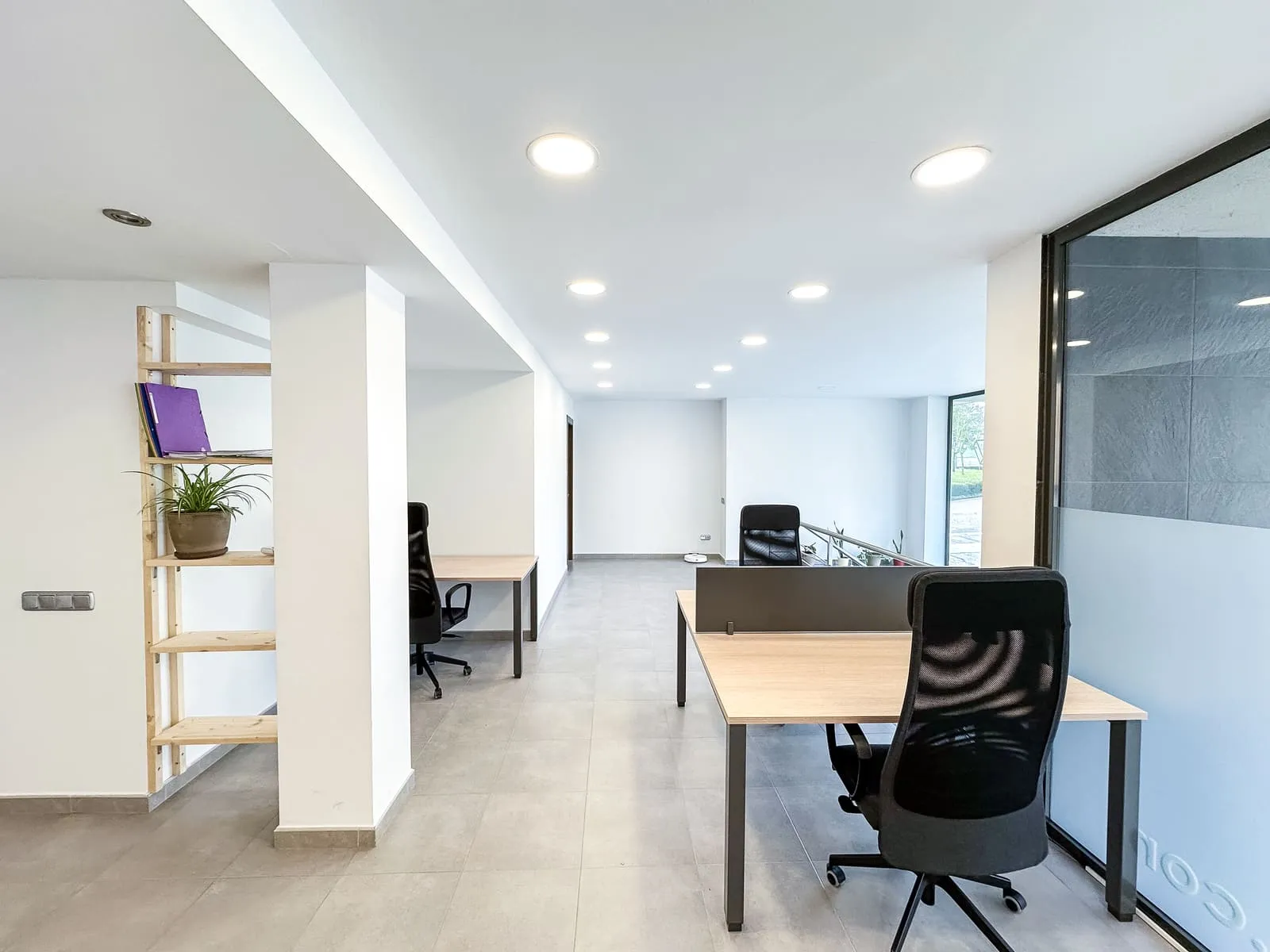 Zona del coworking amb espais de treball