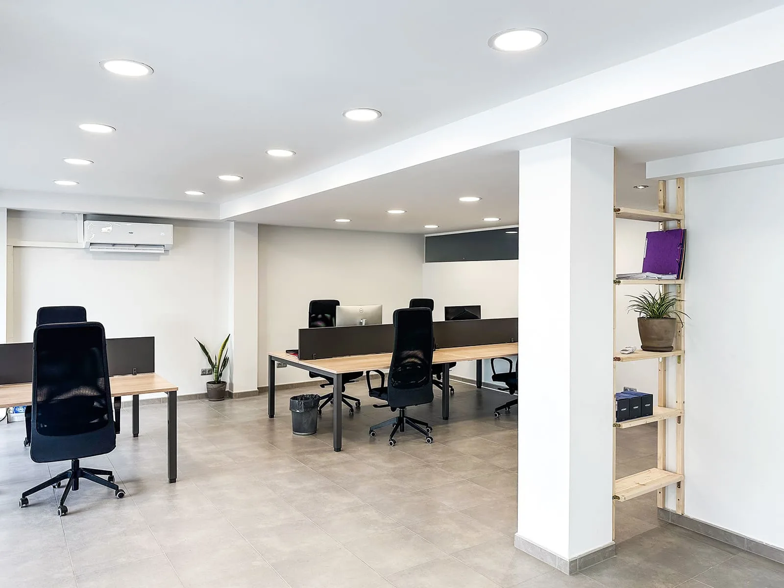 Zona de coworking amb espais de treball
